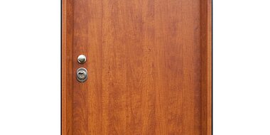 Bezpečnostní dveře do bytu v barvě zlatý dub